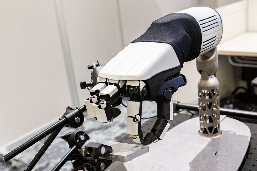 ホンダが新型のロボット多指ハンドを一般公開　人の2倍の指先力と微少なネジを回す器用さを実現「Willow Drive」
