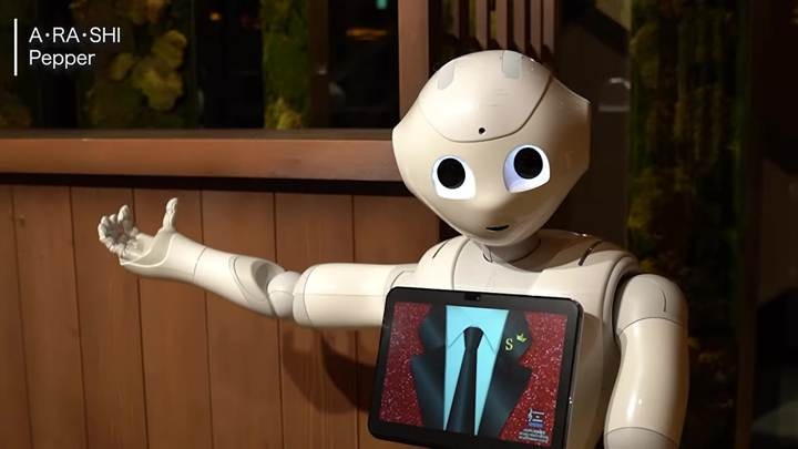 嵐の「A・RA・SHI」をPepperが熱唱！5台息ぴったりに歌って踊る映像をソフトバンクが公開