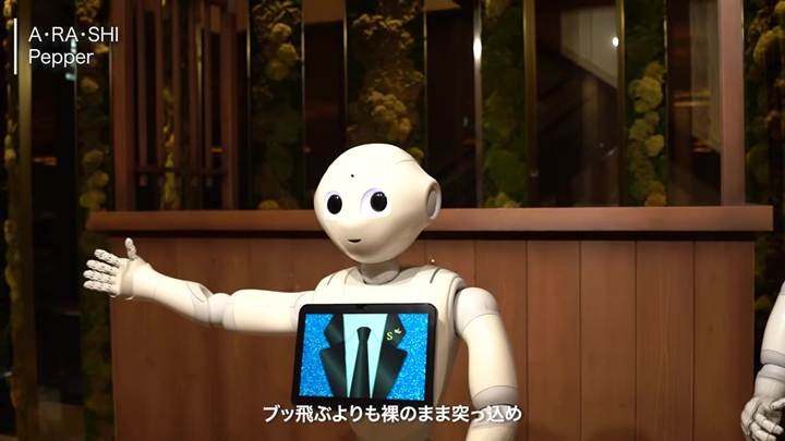 嵐の「A・RA・SHI」をPepperが熱唱！5台息ぴったりに歌って踊る映像をソフトバンクが公開