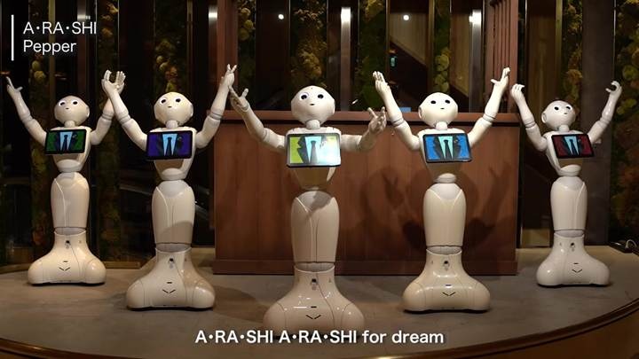 嵐の「A・RA・SHI」をPepperが熱唱！5台息ぴったりに歌って踊る映像をソフトバンクが公開