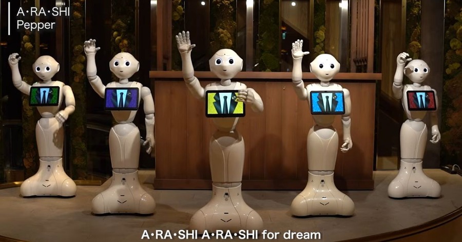 嵐の「A・RA・SHI」をPepperが熱唱！5台息ぴったりに歌って踊る映像をソフトバンクが公開