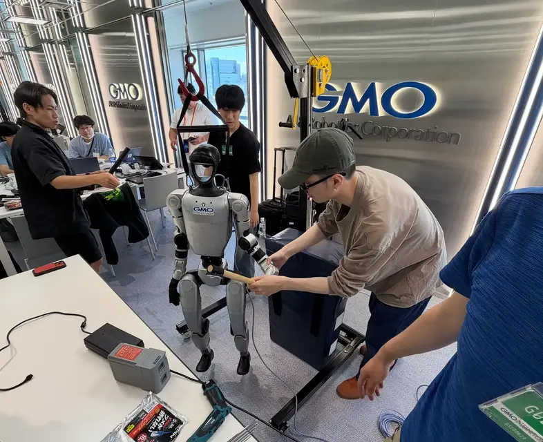 人とヒューマノイドが「餅つき」で協調作業 Black AIが「HUMANOID HACK TOKYO」に参加
