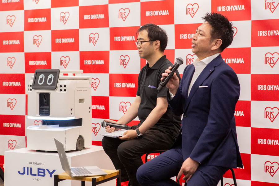 アイリスオーヤマ、現場の声で進化するAI清掃ロボット「JILBY」発売　自然言語の指示を理解し、清掃計画も提案するAIエージェントに対応