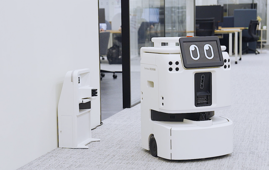 アイリスオーヤマ、現場の声で進化するAI清掃ロボット「JILBY」発売　自然言語の指示を理解し、清掃計画も提案するAIエージェントに対応