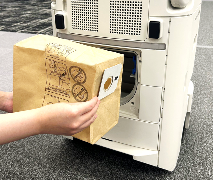 アイリスオーヤマ、現場の声で進化するAI清掃ロボット「JILBY」発売　自然言語の指示を理解し、清掃計画も提案するAIエージェントに対応