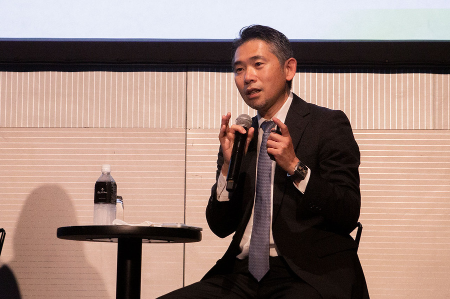 ソフトバンクと安川電機「学び続けるロボット」を実演　導入後も進化し続けるフィジカルAIとは（SoftBank World 2026）