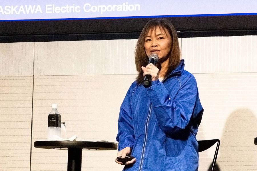 ソフトバンクと安川電機「学び続けるロボット」を実演　導入後も進化し続けるフィジカルAIとは（SoftBank World 2026）