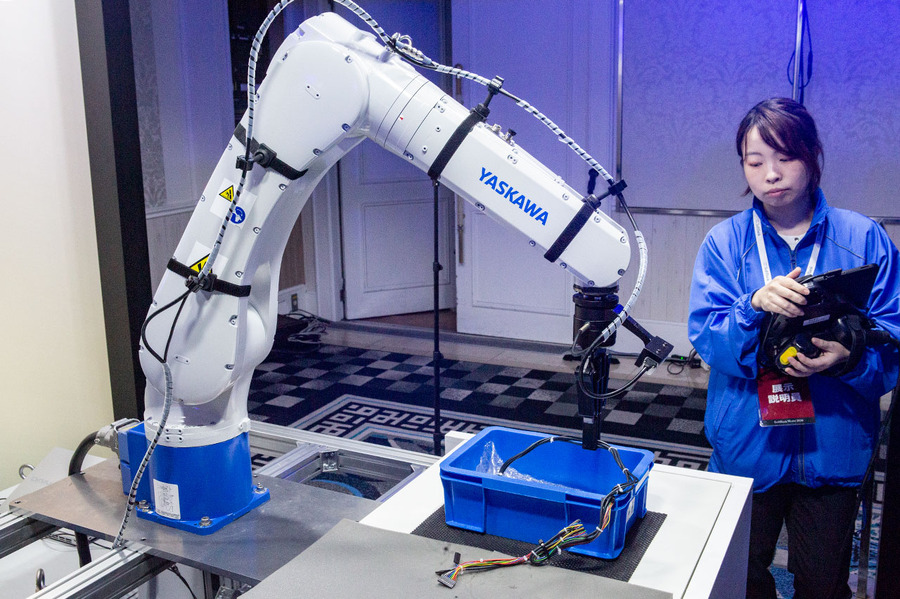 ソフトバンクと安川電機「学び続けるロボット」を実演　導入後も進化し続けるフィジカルAIとは（SoftBank World 2026）