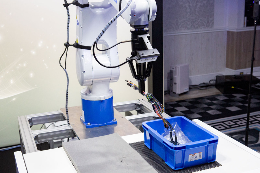 ソフトバンクと安川電機「学び続けるロボット」を実演　導入後も進化し続けるフィジカルAIとは（SoftBank World 2026）