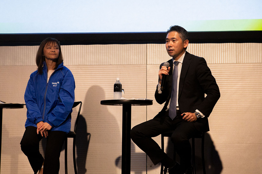 ソフトバンクと安川電機「学び続けるロボット」を実演　導入後も進化し続けるフィジカルAIとは（SoftBank World 2026）