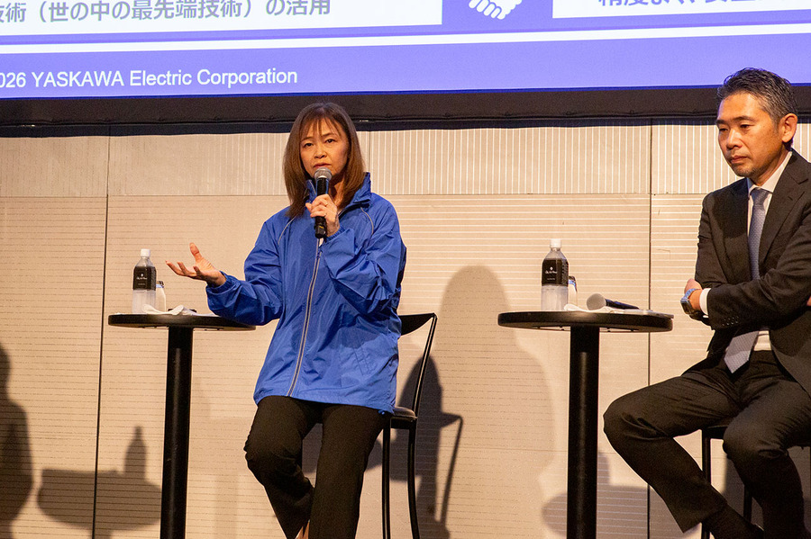ソフトバンクと安川電機「学び続けるロボット」を実演　導入後も進化し続けるフィジカルAIとは（SoftBank World 2026）