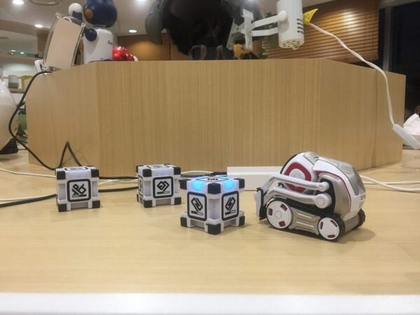 机の上においておくだけで楽しい！Ankiの小型AIロボット「COZMO」で遊んでみた！