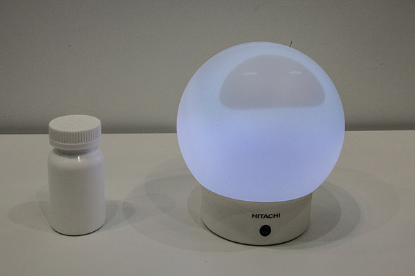 日立が高齢者に寄り添う電球型のコミュニケーションロボットを展示、ノンバーバルによるココロの触れあいも重視