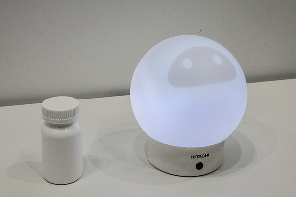 日立が高齢者に寄り添う電球型のコミュニケーションロボットを展示、ノンバーバルによるココロの触れあいも重視