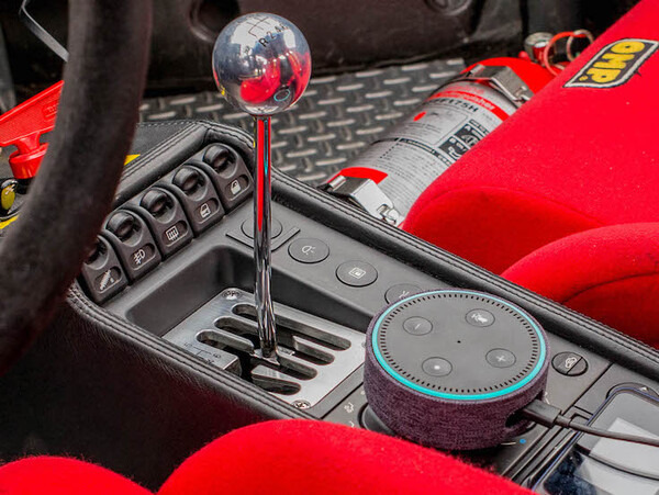 Amazonの「Echo Dot」を車に乗せてドライブへ。フェラーリやオープンカーでの使い心地は？