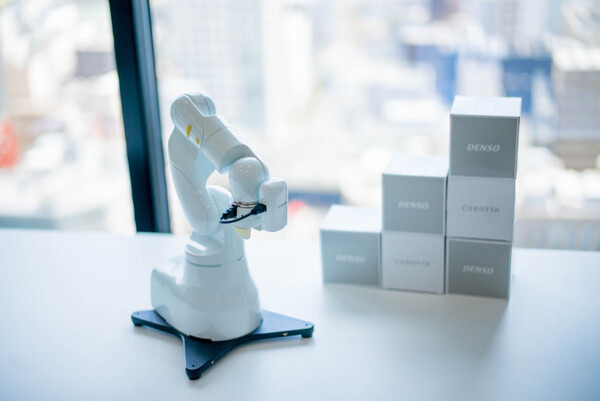 小型軽量ロボットアーム「COBOTTA」が大注目！ 9体が連携するミニ工場など、国際ロボット展で展示