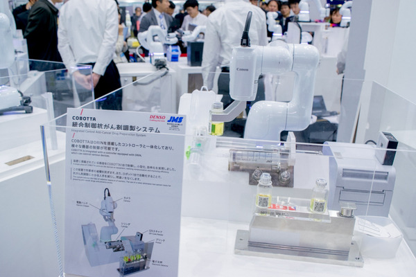 小型軽量ロボットアーム「COBOTTA」が大注目！ 9体が連携するミニ工場など、国際ロボット展で展示