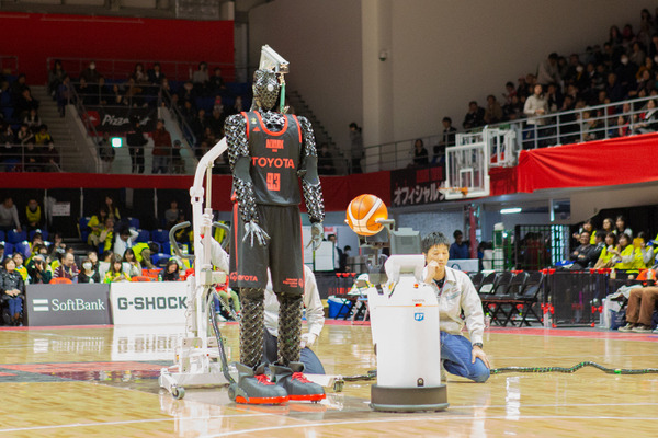 Bリーグ会場にトヨタのロボットが集結(2) スラムダンク桜木花道がモデルの「CUE3」がセンターサークルからのシュートに初挑戦！