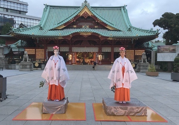 【神田明神で開催中】等身大アイドルロボット「高坂ここな」と女性アイドル大畑杏雛のユニット「プリティエンジェル」巫女舞奉納を見てきました