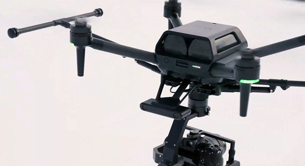 【速報】ソニーがαシリーズを搭載可能なドローン「Airpeak」を「CES 2021」で発表　「VISION-S」を空撮した映像も公開