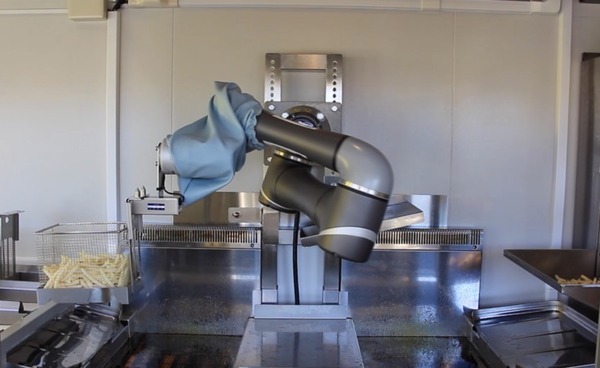 「フライドポテトロボット」を国内初展示　コネクテッドロボティクスが「国際ホテル・レストラン・ショー2022」で飲食店向けDXを提案