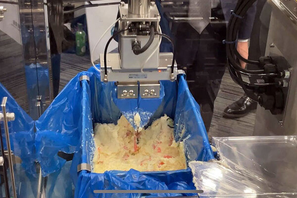 コネクテッドロボティクスが「惣菜盛付ロボット」4台をマックスバリュの惣菜工場に導入　ポテトサラダ盛付けデモを公開　ロボットフレンドリー