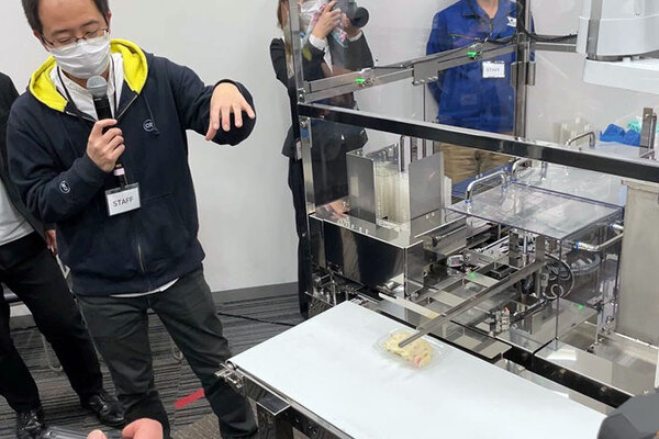 コネクテッドロボティクスが「惣菜盛付ロボット」4台をマックスバリュの惣菜工場に導入　ポテトサラダ盛付けデモを公開　ロボットフレンドリー