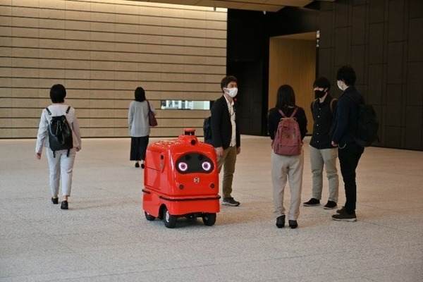 JR東日本とKDDI、配送ロボットがJR目黒MARCビル内の商品を回遊販売 オフィスワーカーにも弁当配送 都市OSとプラットフォームを連携