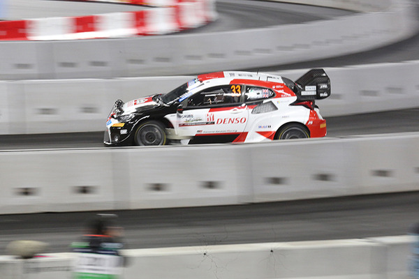 WRC「ラリージャパン」豊田スタジアム初の特設コースをラリーカーが激走！写真で見るジャンプ/ドリフト/熱戦の迫力