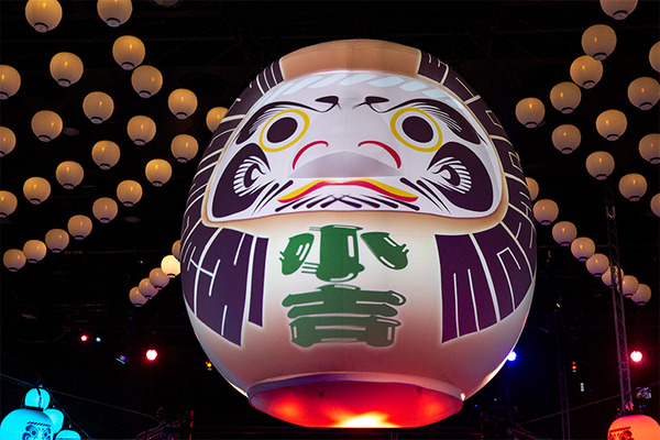 しゃべる「巨大AIだるま」のハイパー縁日が丸の内で開幕　全国のお祭りや盆踊りを楽しむ体験型「ネイキッドのお祭り」見どころレポート