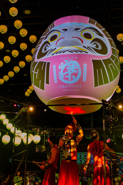 しゃべる「巨大AIだるま」のハイパー縁日が丸の内で開幕　全国のお祭りや盆踊りを楽しむ体験型「ネイキッドのお祭り」見どころレポート