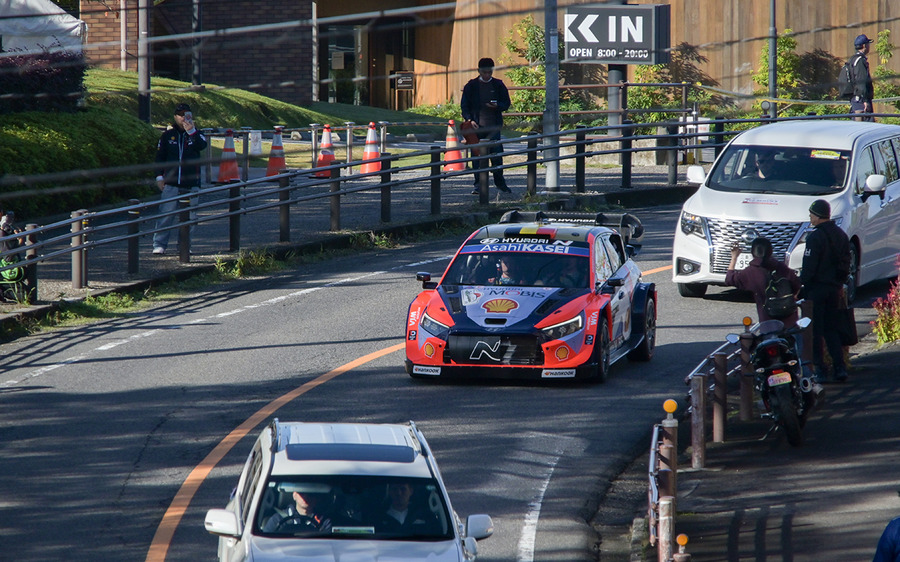 ラリージャパン開幕！トヨタGRドライバー三つ巴のチャンピオン争い、シェイクダウンのトップはエバンス