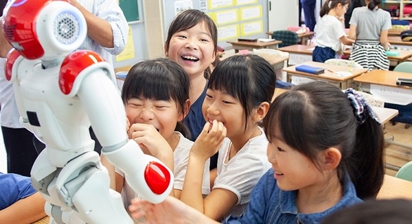 公立小学校でロボット「NAO」を英語教育に活用 ～生きた英語を学ぶ～ 相模原市教委【教育現場とロボット】 画像
