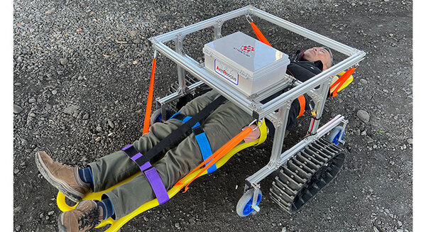 傷病者を遠隔操作や自動運転で搬送するクローラーロボットを開発　動画を公開　アトラックラボとアームレスキュー 画像
