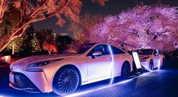 トヨタの給電車が新宿御苑の夜桜を彩る！「桜×動く電源」でお花見体験をアップデート『NAKED桜の新宿御苑2023』に協力 4/23まで 画像