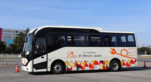 観光バスも電動仕様に　EVモーターズ・ジャパンが関西エリアでEV観光バスを初披露　運転士19名が試運転、乗客300名が試乗体験 画像