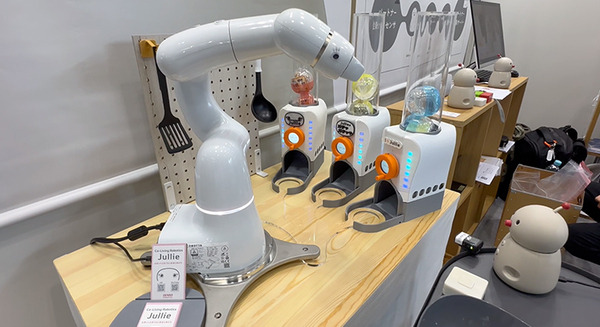 ロボット同士が会話で意思疎通する未来　ユカイ工学が展示　カチャカや生成AIのJullieと大規模言語モデルAIで連携 画像