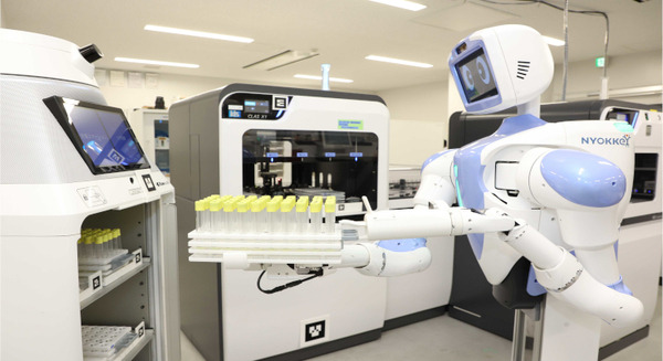 藤田医大＆川崎重工 2種ロボット連携で検体配送から検査機器投入の自動化を世界初実現！ 画像