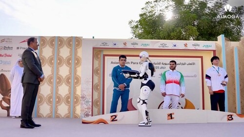 ヒューマノイドが金メダル授与を補助、AYPG 2025表彰式にAiMOGAのロボットが参加 画像
