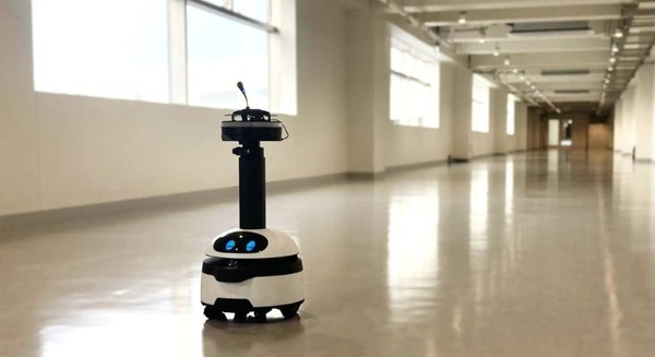 AI警備ロボット「ugo mini」阿蘇くまもと空港に追加導入、4カ国語対応