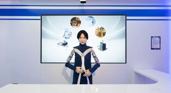 KDDIとAVITAがフィジカルAI活用で提携、石黒浩氏デザインのヒューマノイドを基盤に機能刷新