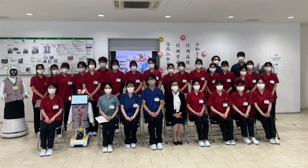 案内ロボット「テミちゃん」が新入社員として入社式に参加｜行岡病院で人とロボットの同期が共に歩む新時代
