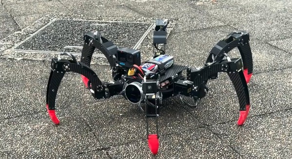 六脚スパイダーロボットで災害現場・プラント点検に対応、フィジカルAIで触れて状態を判断する