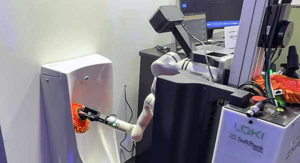 ソフトバンクロボティクス、Lokiのトイレ清掃ロボットを日本初披露　AI性能向上へ日本でデータ収集