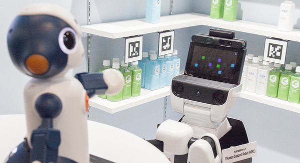 NTTとトヨタがロボットで連携！会話ロボットと生活支援ロボットの協働による接客サービスをデモ展示