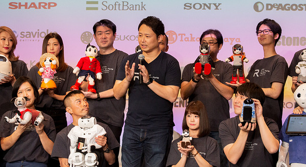 【ロボコレ2019 写真レポート(3)】公式ファッション初公開のロボットも！Qoobo、Relay、Robi、aiboなどが登場