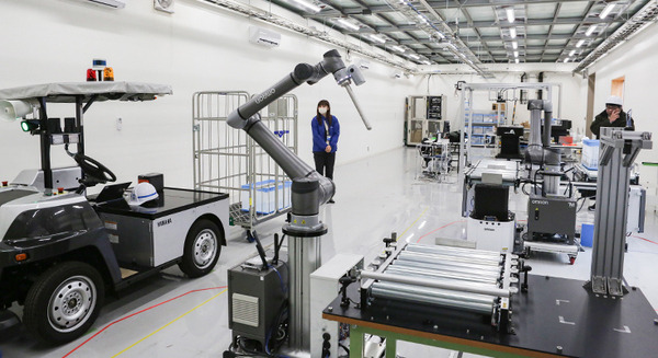 NTT東日本「スマート工場のローカル5Gデモを公開」メーカー異なる複数ロボットやAMR、IoT機器等が連携