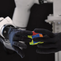 ピアノ演奏や料理も!人間レベルの操作能力を持つロボット基盤モデル「GENE-26.5」をGenesis AIが発表