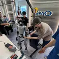 人とヒューマノイドが「餅つき」で協調作業 Black AIが「HUMANOID HACK TOKYO」に参加