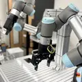 VLAと強化学習を産業現場へ Prox Industriesが協働ロボット「UR3e」の双腕構成でフィジカルAI研究を加速